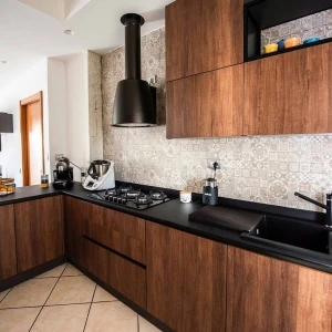 Progettazione di cucine di design con linee minimaliste e superfici materiche nel salernitano